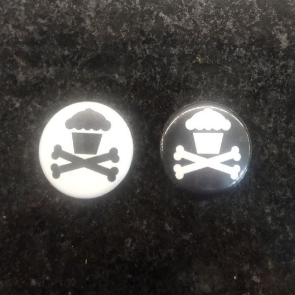 JOHNNY CUPCAKES FIRST GEN MINI PIN SET BLACK AND WHITE CROSSBONES RARE COLLECT - Picture 1 of 6